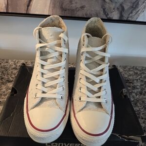 Converse High-Tops in Off-White and Red